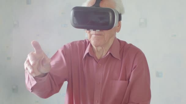 Hombre Caucásico Senior Activo Con Auriculares Realidad Virtual Casa Jugando — Vídeo de stock