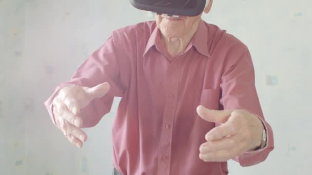 Hombre Caucásico Senior Activo Con Auriculares Realidad Virtual Casa Jugando — Vídeo de stock