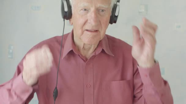 Homme Caucasien Âgé Actif Écoutant Chantant Musique Sur Lecteur Mp3 — Video