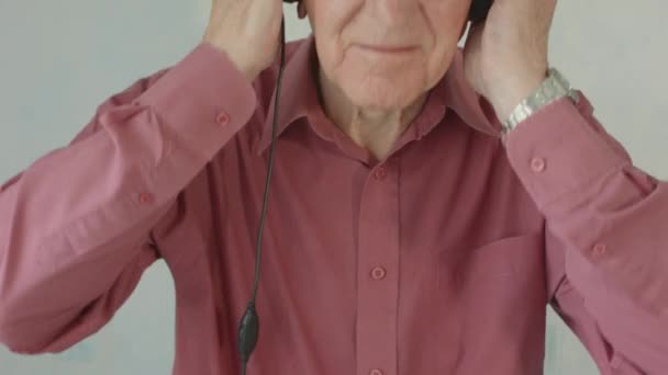 Активный Старший Кавказский Мужчина Слушает Поет Музыку Mp3 Плеере Дома — стоковое видео