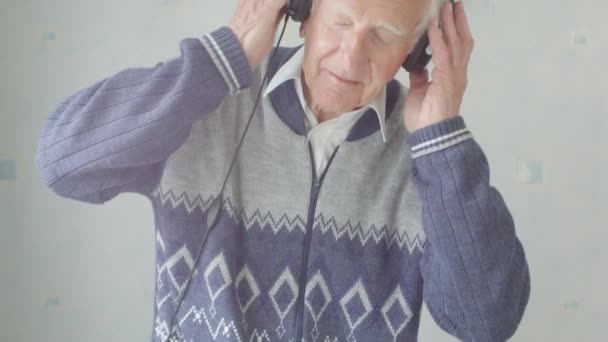 Aktivní Senior Kavkazské Muž Poslech Zpěv Hudbu Mp3 Přehrávači Doma — Stock video