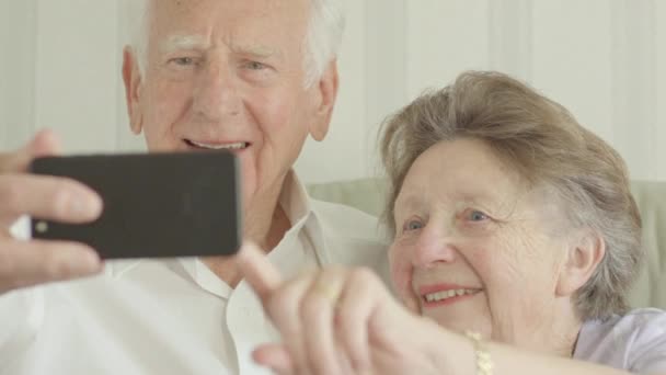 幸せな高齢白人カップルのスマート フォンで撮影 Selfies — ストック動画