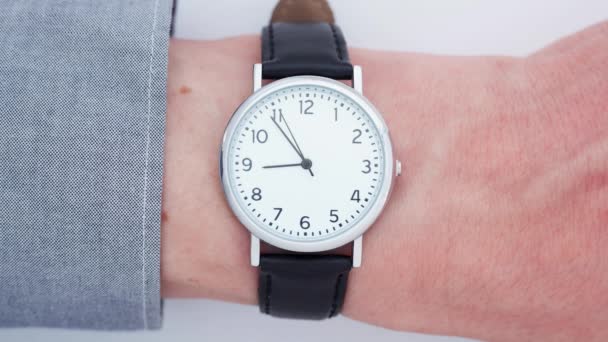 Bliska Time Lapse Zegarek Rękę Mężczyzny Kaukaska — Wideo stockowe