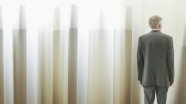 -Perdelerin arasından seyir tefekkür tek beyaz işadamı