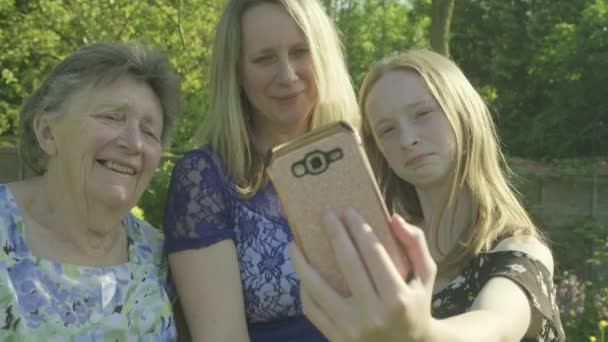 Abuela Hija Nieta Tomando Una Selfie Teléfono Inteligente Fuera Jardín — Vídeo de stock