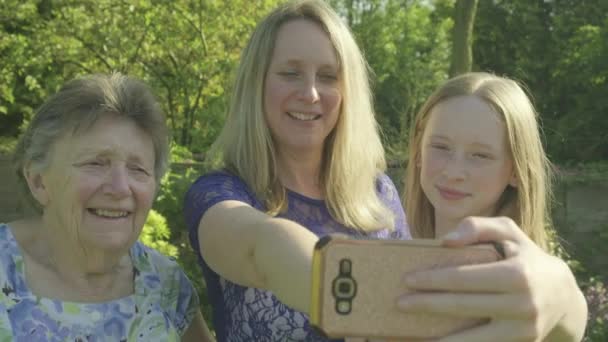 Abuela Hija Nieta Tomando Una Selfie Teléfono Inteligente Fuera Jardín — Vídeos de Stock