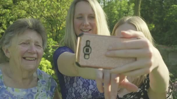 Großmutter Tochter Und Enkelin Machen Draußen Garten Ein Selfie Mit — Stockvideo