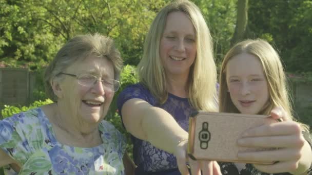 할머니 그녀의 그랜드 정원에서 밖으로 스마트폰에 Selfie를 — 비디오