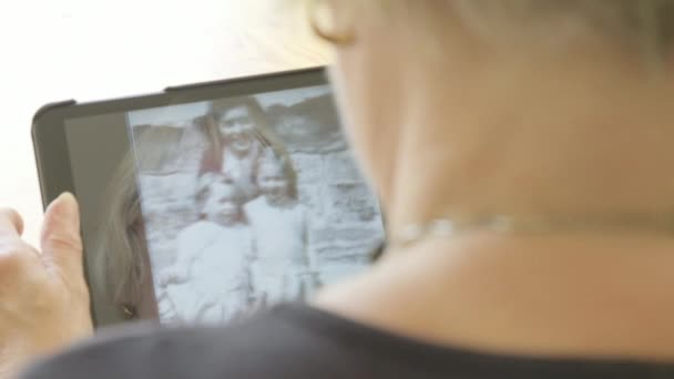 Mulher Caucasiana Sênior Olhando Para Fotos Antigas Mesma Como Uma — Vídeo de Stock