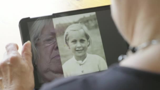 Speglar Senior Kaukasisk Kvinna Som Tittar Gamla Foton Sig Själv — Stockvideo