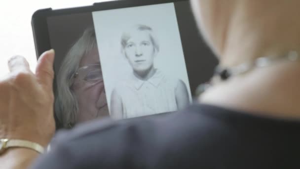 Reflejo Una Mujer Caucásica Mayor Mirando Viejas Fotos Misma Una — Vídeo de stock