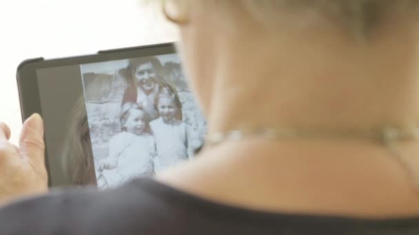 Weerspiegeling Van Een Hoge Kaukasische Vrouw Kijken Naar Oude Foto — Stockvideo