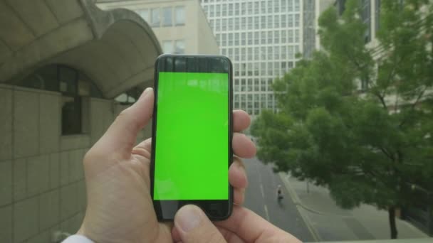Osobistej Perspektywy Kaukaski Mężczyzna Relaksujący Pomocą Smartfona Kluczowanie Zielonym Ekranem — Wideo stockowe