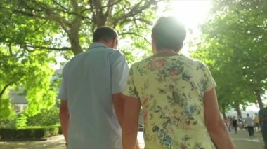 Arkadan yavaş yavaş Londra arkadan aydınlatmalı tarafından Paz yürüyüş bir etkin üst düzey beyaz turist çift cam görünümünü görünüm