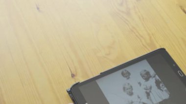 Beyaz kadın kendini bir tablet bilgisayarda eski fotoğrafları bakarak kıdemli 
