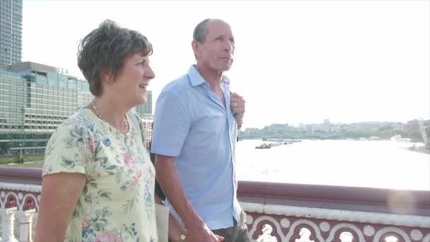 Slow Motion Stadig Cam Visa Aktiv Senior Kaukasiska Turist Par — Stockvideo