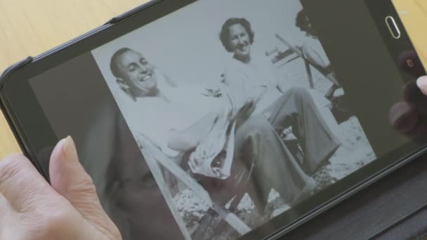 Старша Біла Жінка Дивиться Старі Фотографії Себе Планшетному Комп Ютері — стокове відео