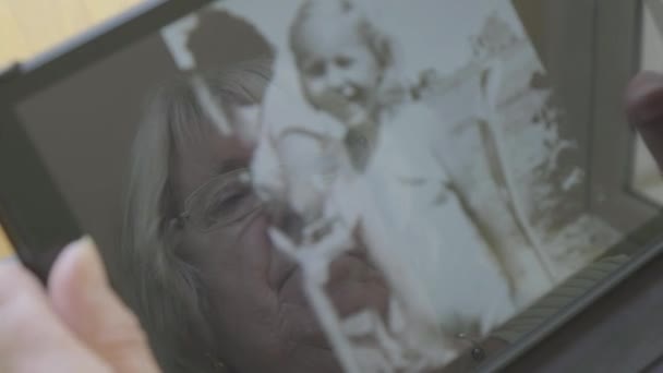 Старша Біла Жінка Дивиться Старі Фотографії Себе Планшетному Комп Ютері — стокове відео
