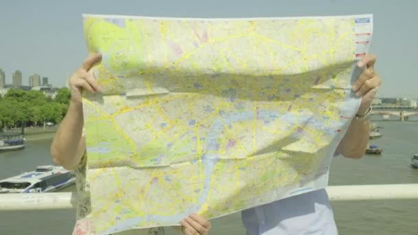 Pareja Turistas Caucásicos Senior Activos Mirando Mapa Londres Con Río — Vídeos de Stock