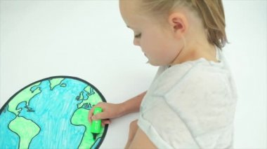 Dünya Haritası boyama öncesi genç beyaz kız 