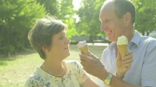 Casal Turístico Caucasiano Sênior Ativo Compartilhando Sorvetes Retroiluminados Pelo Sol — Vídeo de Stock