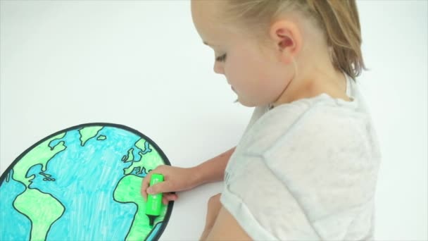 Pré Adolescente Caucasiano Menina Colorir Mapa Mundo — Vídeo de Stock