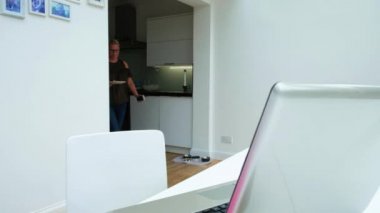 Beyaz iş kadını evden çalışma