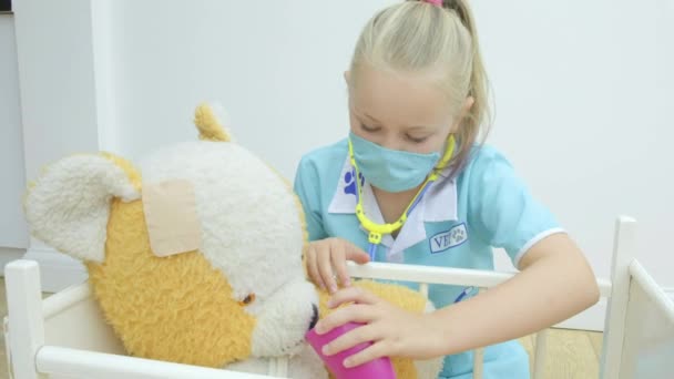 前十几岁的白种女孩护理她的泰迪熊 — 图库视频影像