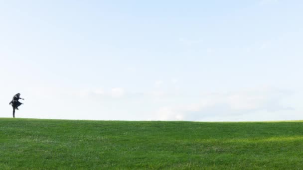 Bir Tepe Üzerinde Dans Mutlu Kaygısız Orta Yaşlı Beyaz Işadamı — Stok video