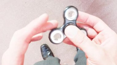 Topluca spinner ile oynayan beyaz işadamı kişisel bakış açısı