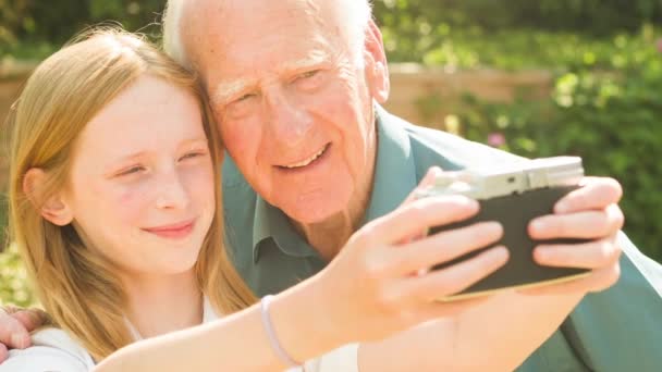 Hombre Mayor Gran Hija Tomando Selfies Con Una Vieja Cámara — Vídeo de stock