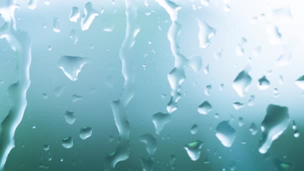 Nahaufnahme Von Regentropfen Die Auf Ein Fenster Fallen — Stockvideo