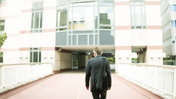 Intelligenter Kaukasischer Geschäftsmann Mittleren Alters Verlässt Das Büro Fuß Vor — Stockvideo