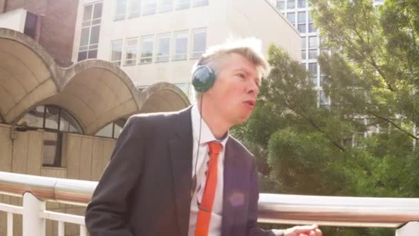 Розумний Безтурботний Середнього Віку Бізнесмен Навушниках Слухають Музику Mp3 Плеєрі — стокове відео
