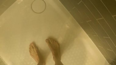Bir otel banyo sabah rutin bir duş sahip bir beyaz adamın kişisel bakış açısı