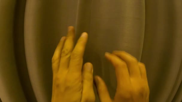 Perspective personnelle d'un homme caucasien d'âge moyen ouvrant des rideaux regardant par la fenêtre dans une chambre d'hôtel début d'un nouveau jour 