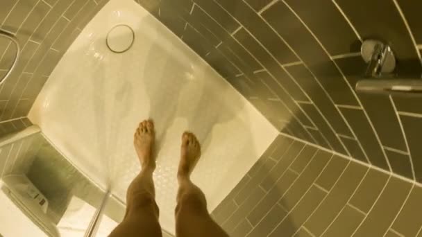 白人男性がホテルの浴室の朝のルーチンのシャワーを持っていることの個人的な見解 — ストック動画
