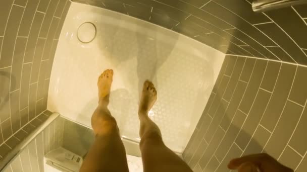 Osobní Perspektiva Kavkazských Muž Osprchování Hotelu Koupelně Ranní Rutina — Stock video