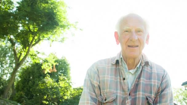 Backlit Portret Van Een Actieve Gepensioneerde Senior Kaukasische Mannelijke Tuinman — Stockvideo