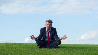 Pratik yoga bir tepenin bir park ridge üzerinde lotus olarak işadamı