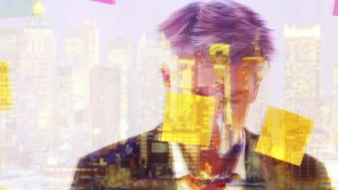 Sonrası notları bir pencere üstünde-e doğru içinde belgili tanımlık geçmiş New York skyline ile gece koyarak bir işadamı yansıması