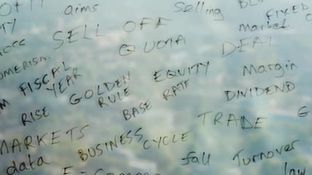 ブレーンストーミング創造的なビジネスマンの反射ガラスへのビジネス キーワードを書く — ストック動画