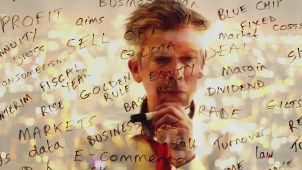 ブレーンストーミング創造的なビジネスマンの反射夜ガラスにビジネス キーワードを書く — ストック動画