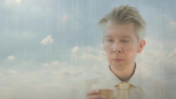 Reflejo Hombre Negocios Mirando Por Una Ventana Bebiendo Café — Vídeos de Stock