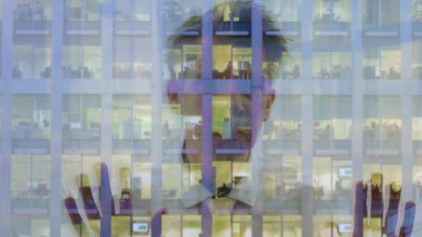Відображення Бізнесмена Який Дивиться Сучасний Офісний Блок Вночі — стокове відео