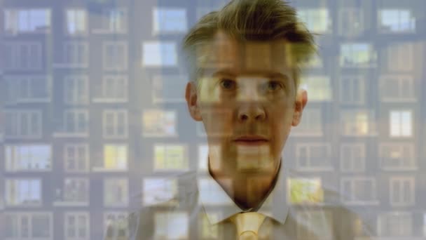 Composite Reflet Temps Réel Homme Affaires Regardant Time Lapse Immeuble — Video