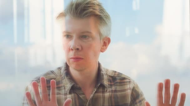 Reflet Homme Caucasien Regardant Par Fenêtre Les Mains Sur Verre — Video