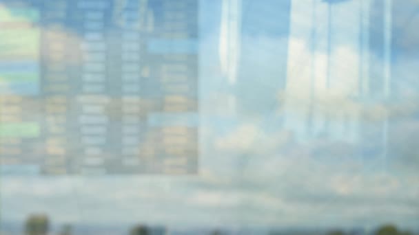 Reflejo Hombre Negocios Caucásico Mirando Por Una Ventana Del Aeropuerto — Vídeos de Stock