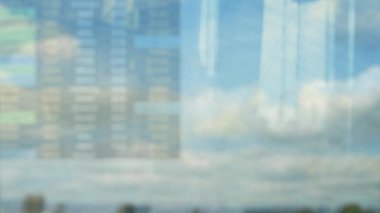 Beyaz bir işadamı bir Havaalanı pencereden dışarı bakıyor yansıması 