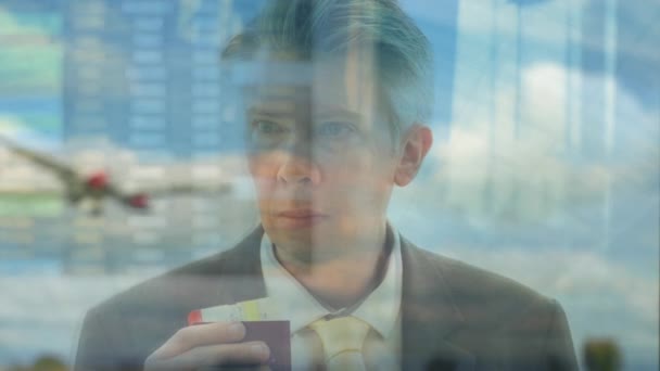 Reflejo Hombre Negocios Caucásico Mirando Por Una Ventana Del Aeropuerto — Vídeo de stock